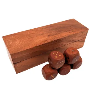 Drewniane kości do gry w podłużnym pudełku drewnianym DNU-006