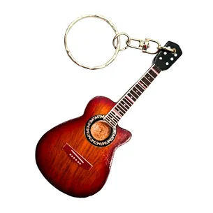 Drewniany brelok gitara akustyczna SGK-0413 – prezent dla muzyka