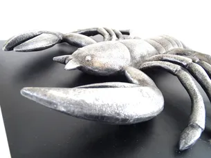Figurka dekoracyjna Rak Zodiak srebrna CAN na drewnianej podstawie