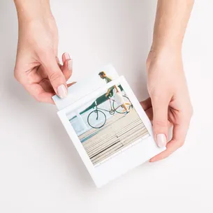 Naklejany zegar ścienny z ramkami na zdjęcia Froster