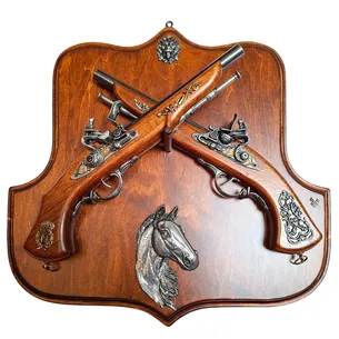 Repliki 2 pistoletów skałkowych na drewnianym wieszaku ściennym TR-236