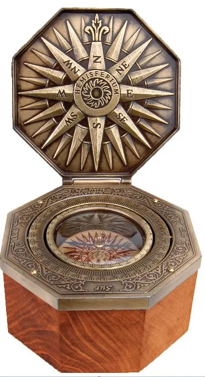 Kompas mosiężny Cardan H43 w drewnianej obudowie