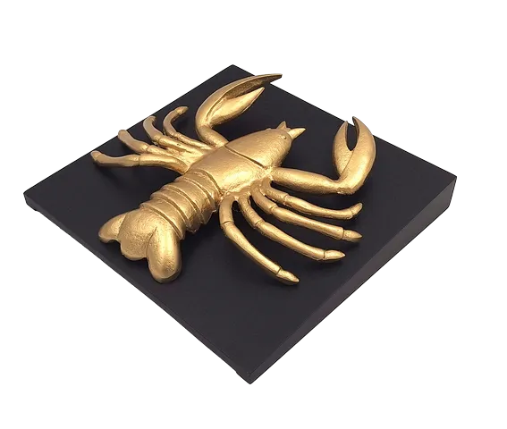 Rak – złota figurka dekoracyjna na drewnianej podstawie CAN2