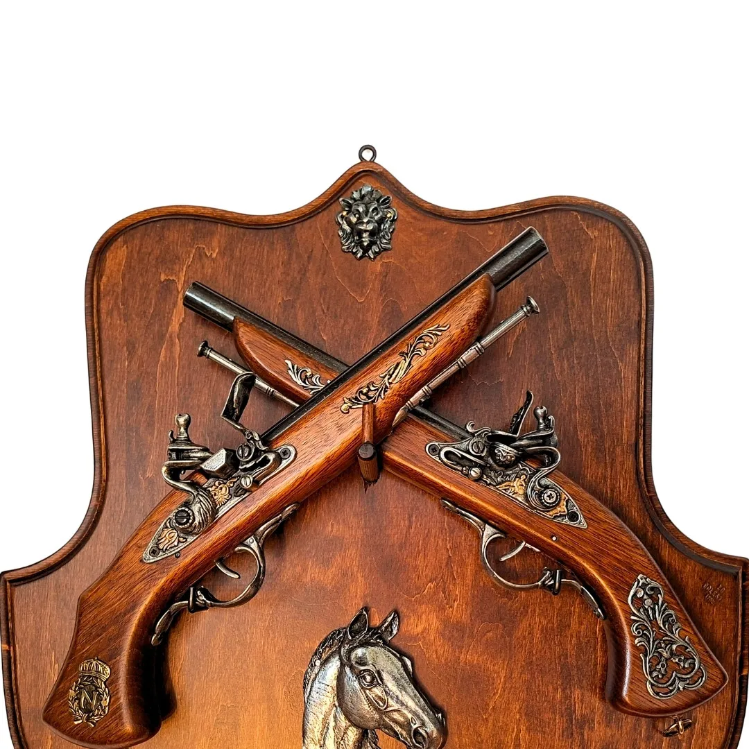 Repliki 2 pistoletów skałkowych na drewnianym wieszaku ściennym TR-236